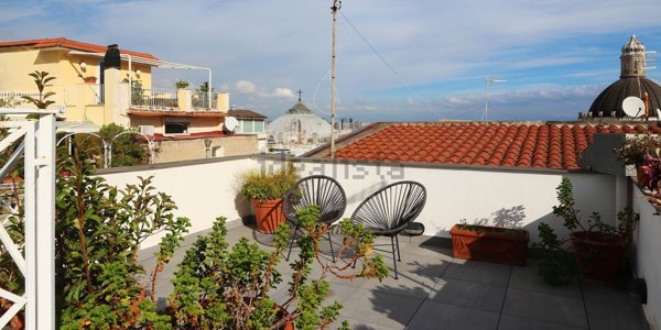 appartamento in vendita a Napoli in zona Chiaia