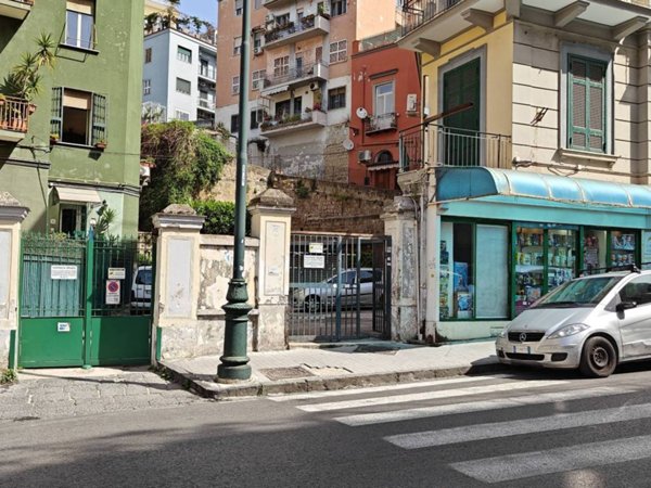 appartamento in vendita a Napoli in zona Chiaia