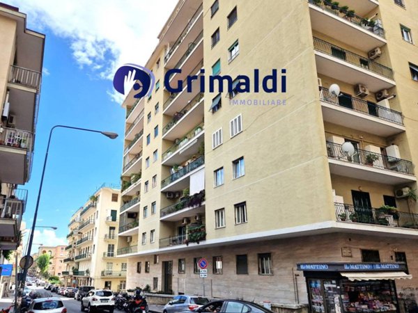 appartamento in vendita a Napoli in zona Chiaia