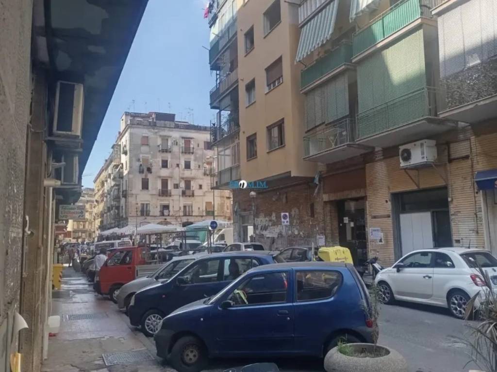 negozio in vendita a Napoli in zona San Carlo all'Arena
