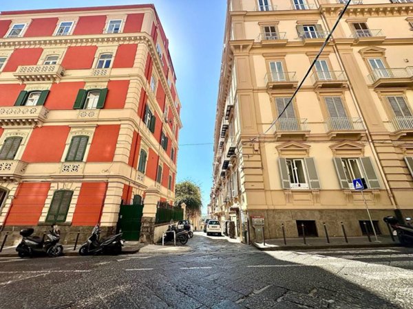 appartamento in vendita a Napoli in zona Chiaia