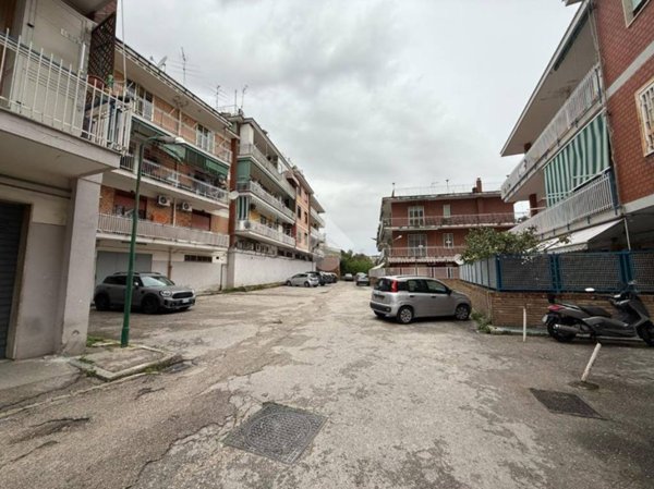 negozio in vendita a Napoli in zona San Carlo all'Arena