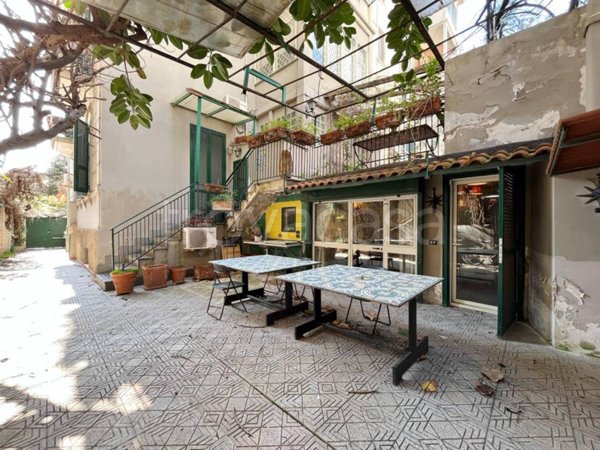 appartamento in vendita a Napoli in zona Chiaia