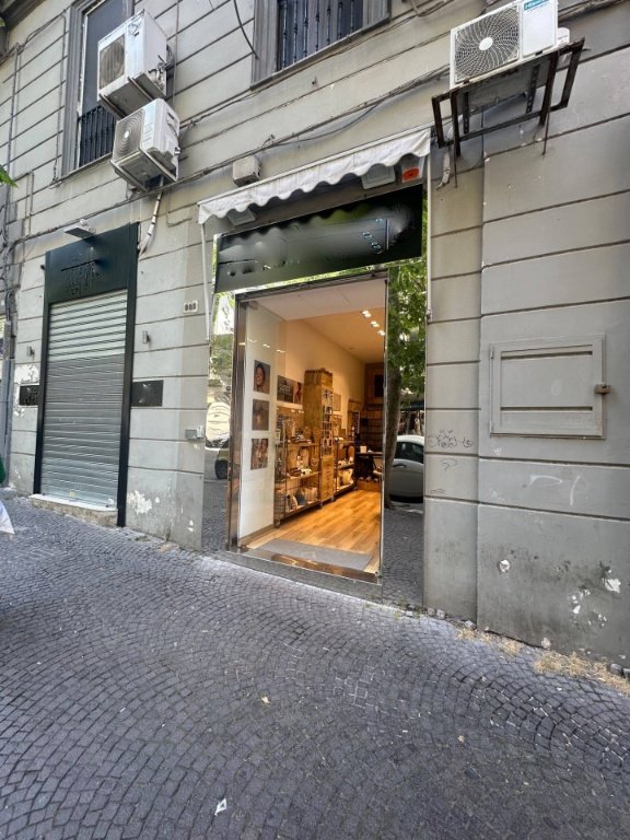 locale commerciale in vendita a Napoli in zona Vomero