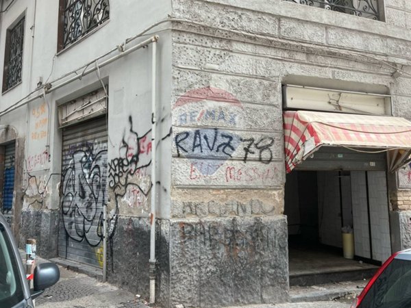 locale commerciale in vendita a Napoli in zona Pendino / San Giuseppe