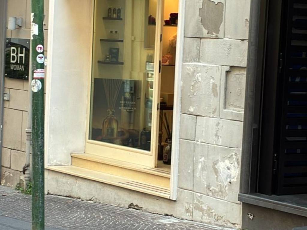 negozio in vendita a Napoli in zona Vomero