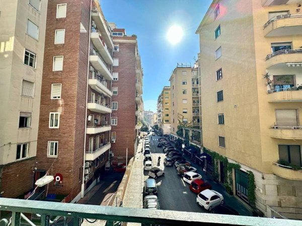 appartamento in vendita a Napoli in zona Chiaia
