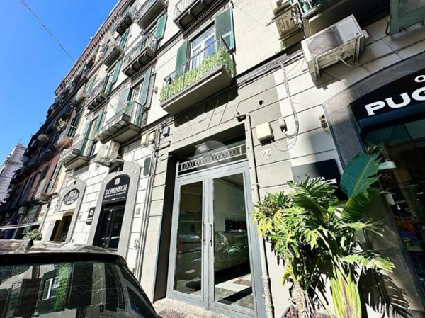 appartamento in vendita a Napoli in zona Chiaia