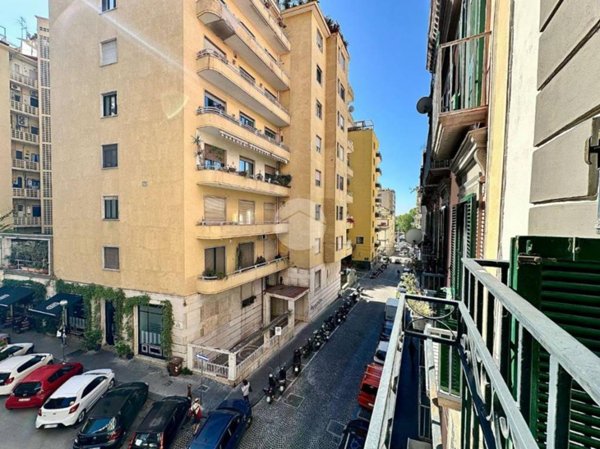 appartamento in vendita a Napoli in zona Chiaia