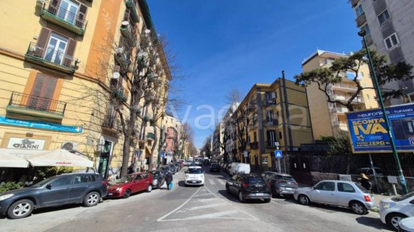 locale commerciale in vendita a Napoli in zona Vomero