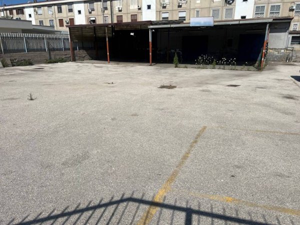 negozio in vendita a Napoli in zona Mercato