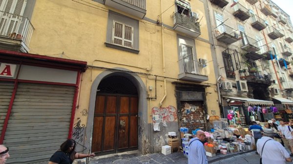 appartamento in vendita a Napoli in zona Chiaia
