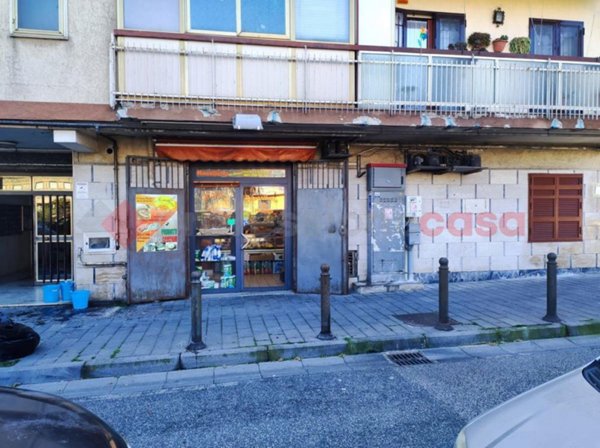 negozio in vendita a Napoli in zona Pianura