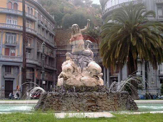 locale commerciale in vendita a Napoli in zona Chiaia