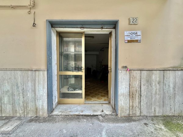 locale commerciale in vendita a Napoli in zona Pianura