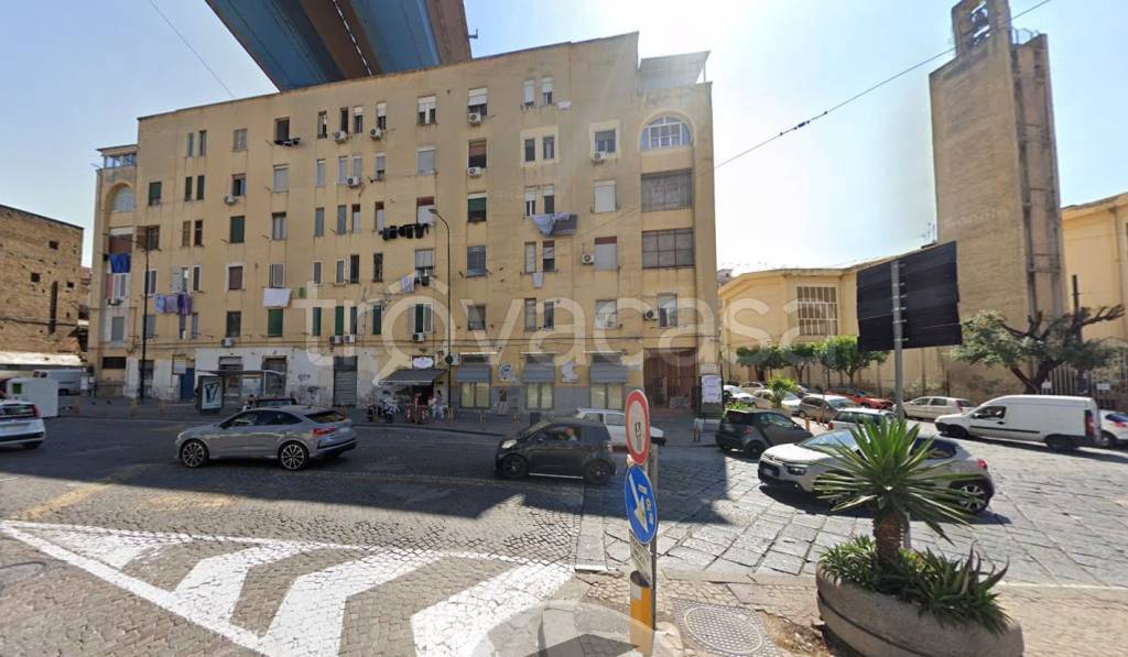 appartamento in vendita a Napoli in zona San Carlo all'Arena