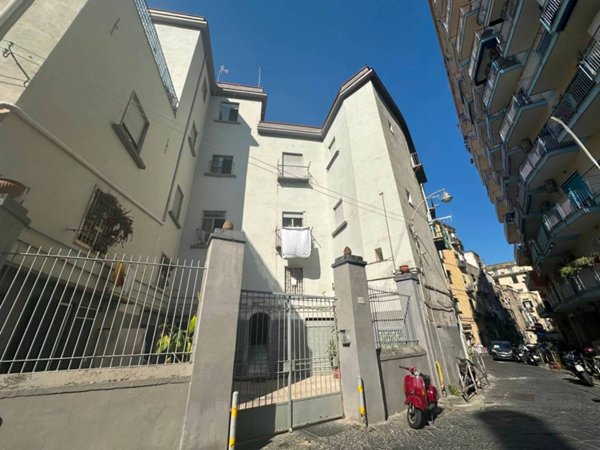 appartamento in vendita a Napoli in zona Chiaia