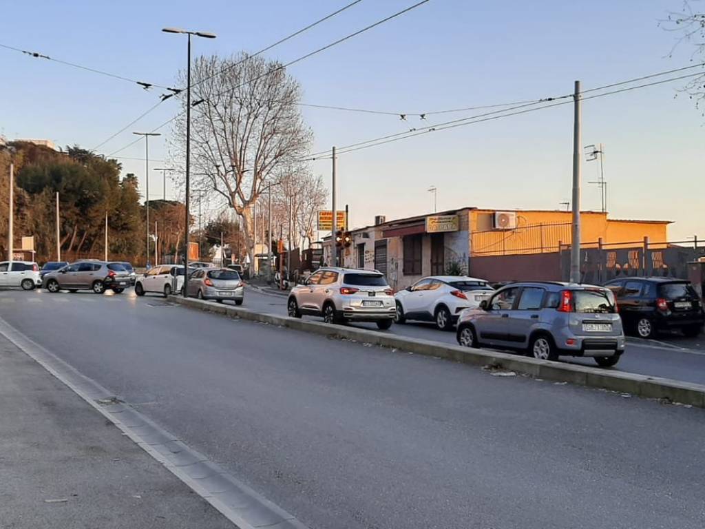 negozio in vendita a Napoli in zona San Carlo all'Arena