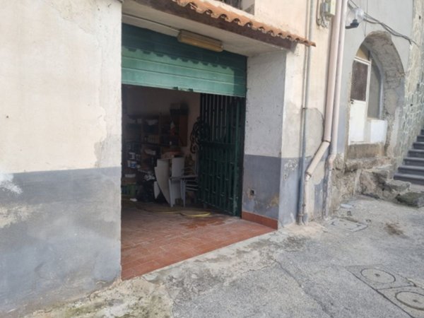 negozio in vendita a Napoli in zona Fuorigrotta