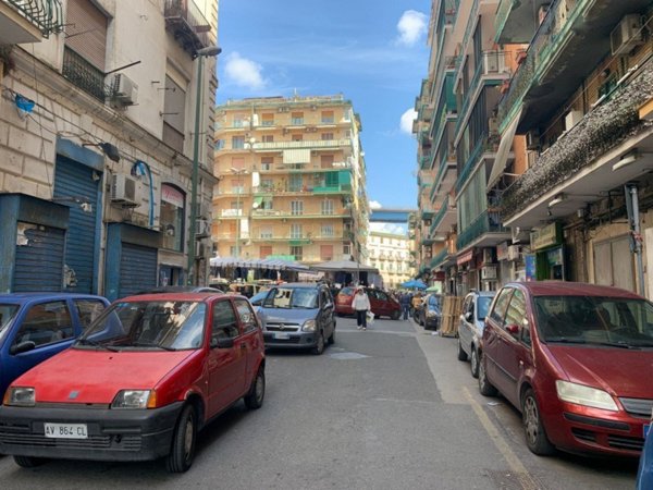 negozio in vendita a Napoli in zona San Carlo all'Arena