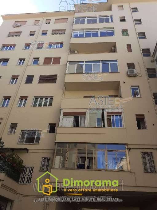 appartamento in vendita a Napoli in zona Chiaia