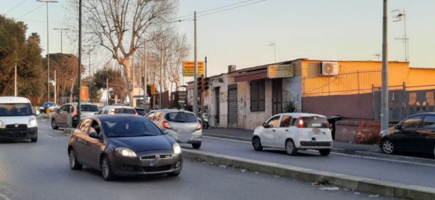 negozio in vendita a Napoli in zona Capodichino
