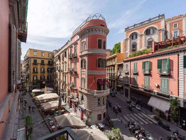 appartamento in vendita a Napoli in zona Chiaia