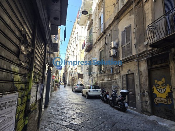 negozio in vendita a Napoli in zona Vicaria