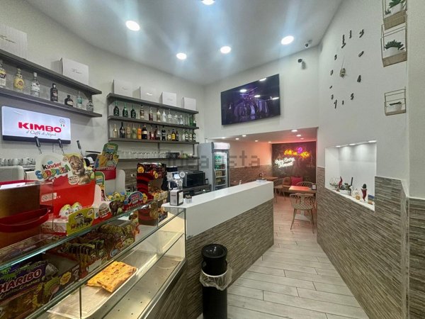 negozio in vendita a Napoli in zona Fuorigrotta