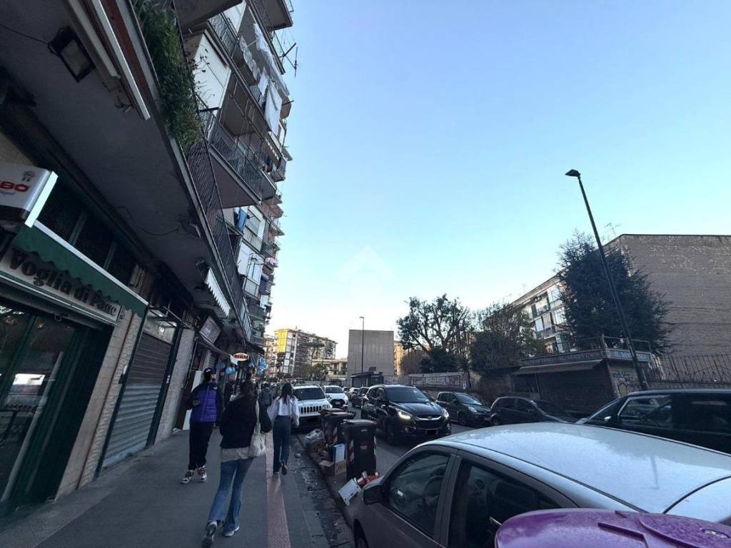 negozio in vendita a Napoli in zona Fuorigrotta