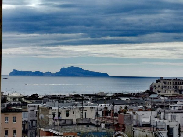 appartamento in vendita a Napoli in zona Chiaia