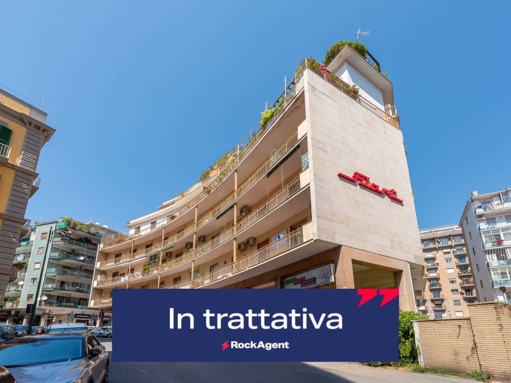 appartamento in vendita a Napoli in zona Chiaia