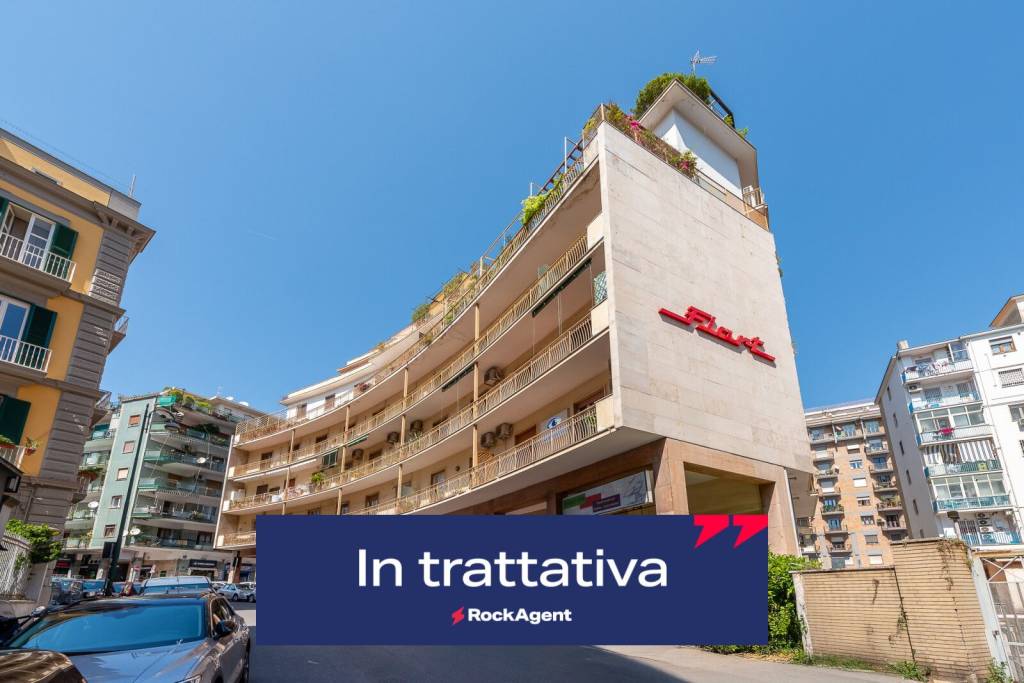 appartamento in vendita a Napoli in zona Chiaia