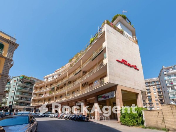 appartamento in vendita a Napoli in zona Chiaia