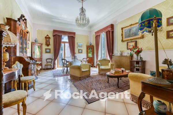 appartamento in vendita a Napoli in zona Chiaia