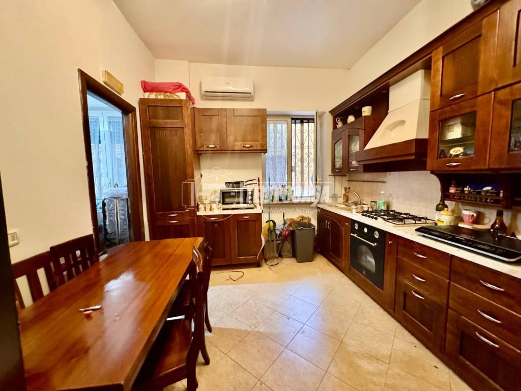 appartamento in vendita a Napoli in zona San Carlo all'Arena