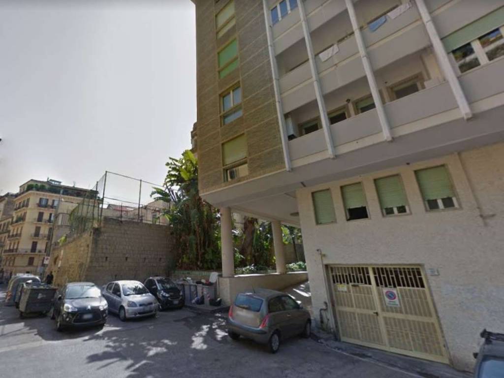 locale commerciale in vendita a Napoli in zona Chiaia
