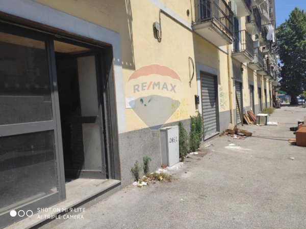 locale commerciale in vendita a Napoli in zona Secondigliano