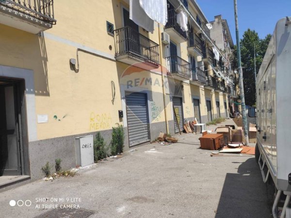 locale commerciale in vendita a Napoli in zona Secondigliano