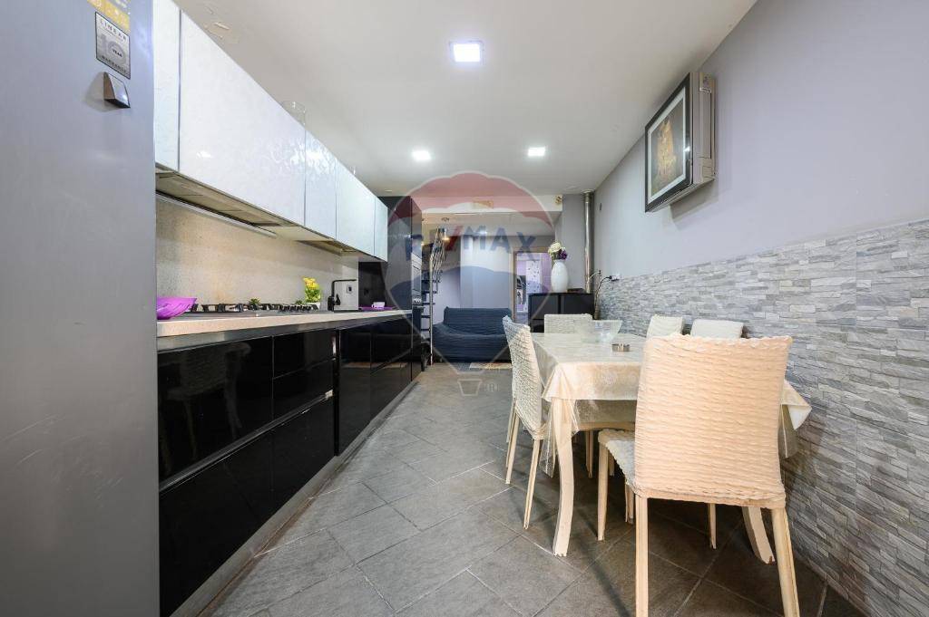 appartamento in vendita a Napoli in zona Porto