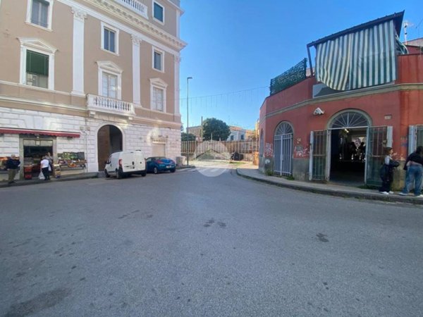 negozio in vendita a Napoli in zona Bagnoli