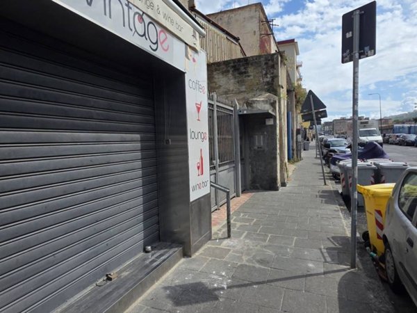 negozio in vendita a Napoli in zona Bagnoli