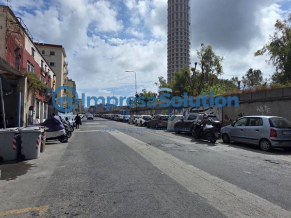 negozio in vendita a Napoli in zona Bagnoli