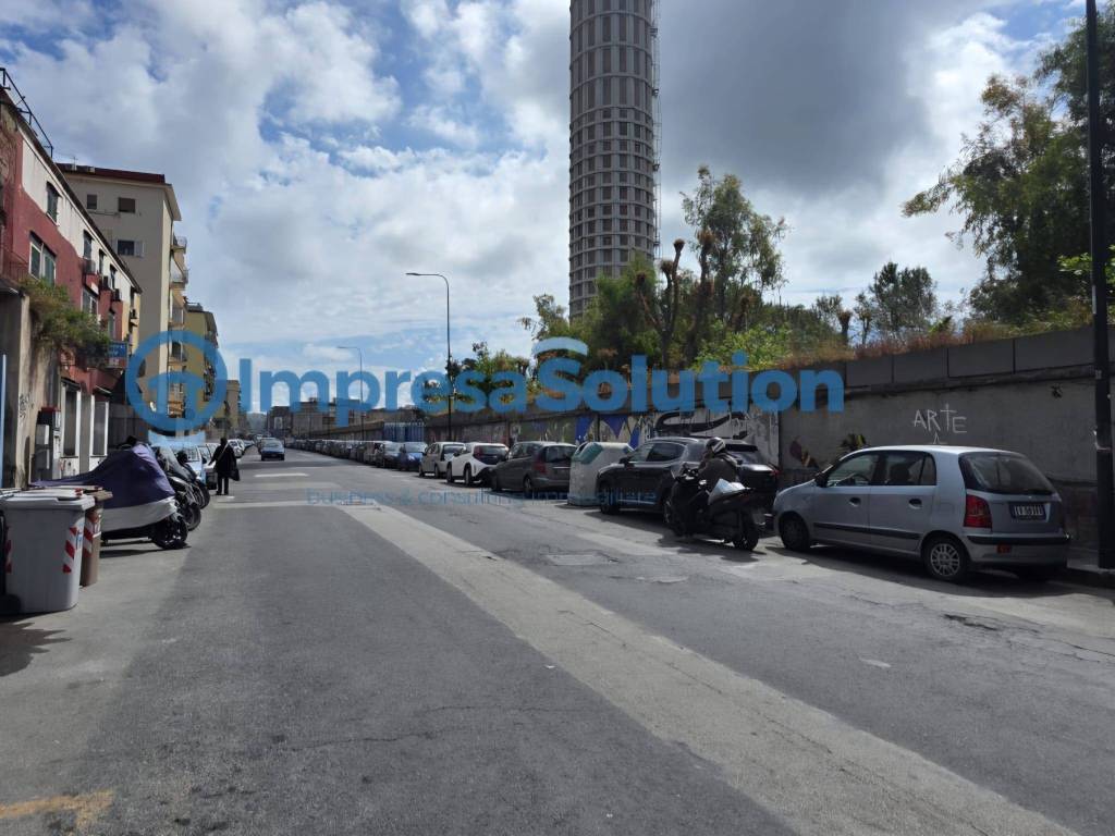 negozio in vendita a Napoli in zona Bagnoli