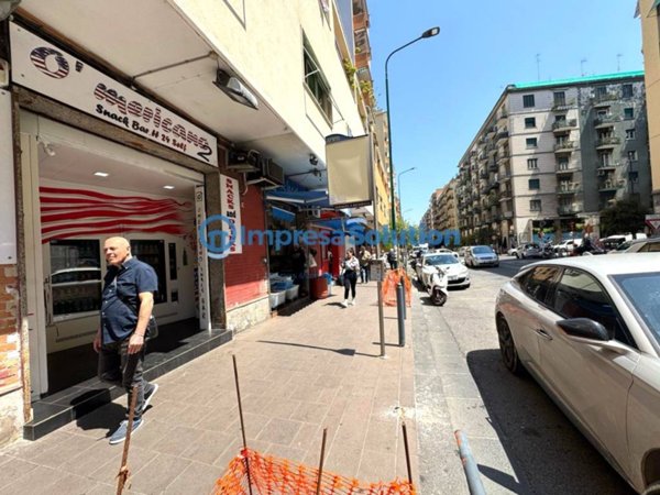 negozio in vendita a Napoli in zona Vomero