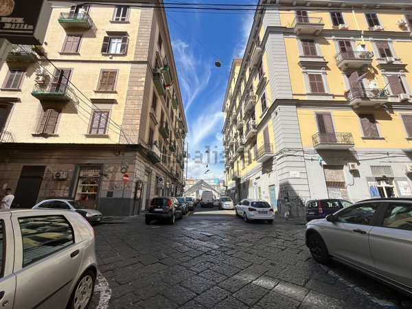 locale commerciale in vendita a Napoli in zona Pendino / San Giuseppe
