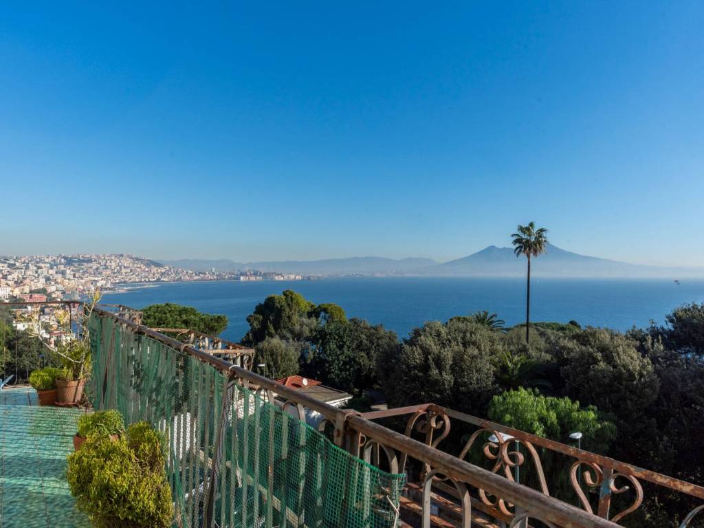 appartamento in vendita a Napoli in zona Posillipo