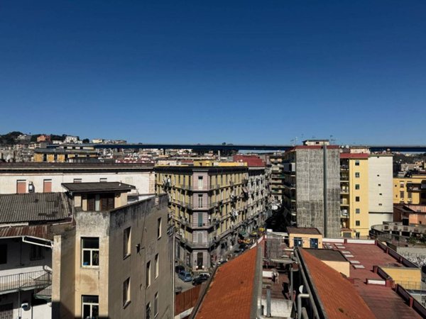 appartamento in vendita a Napoli in zona San Carlo all'Arena