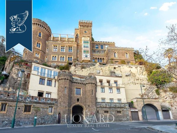 appartamento in vendita a Napoli in zona Chiaia