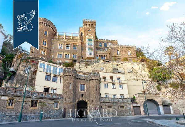 appartamento in vendita a Napoli in zona Chiaia